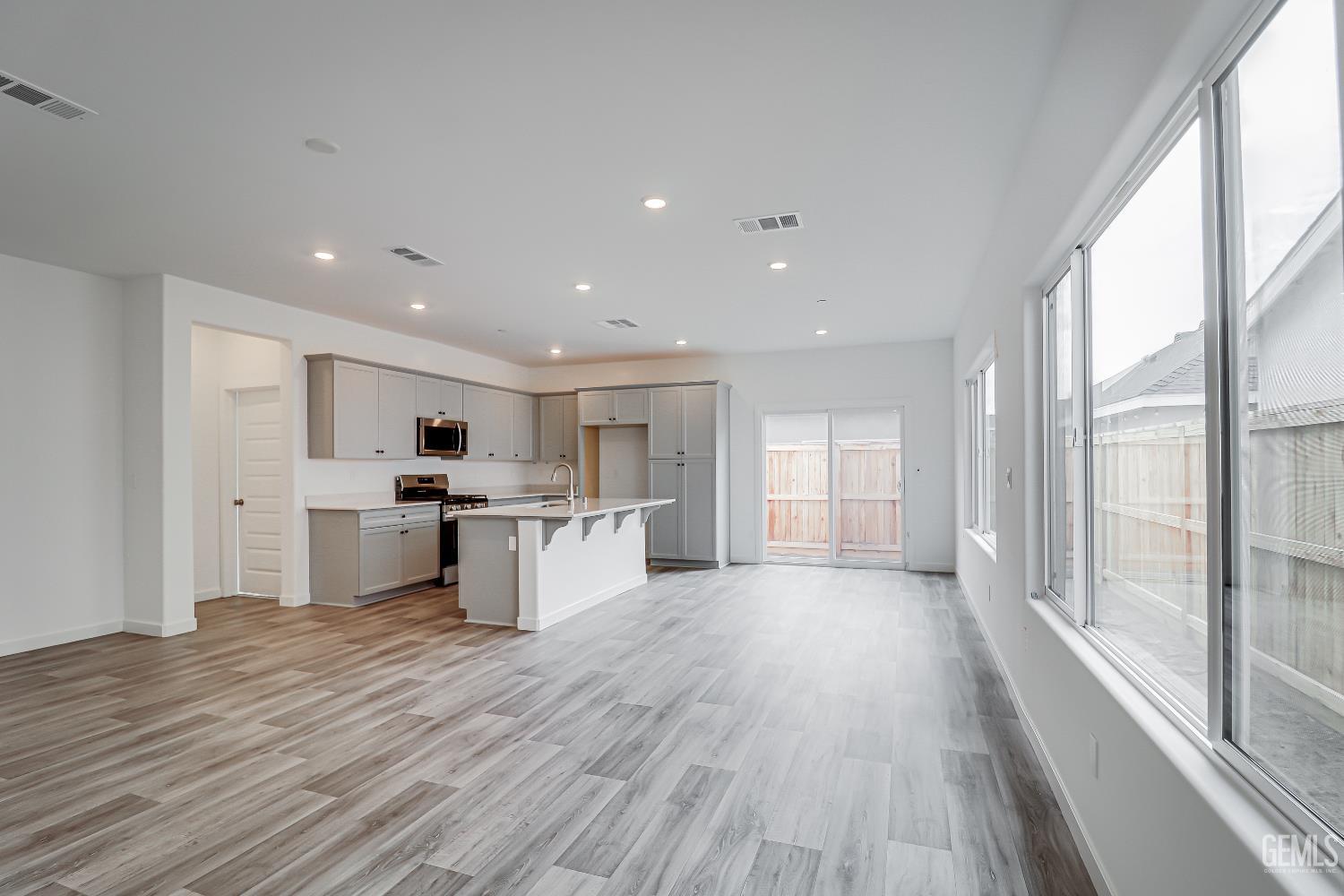 Single Family Residence in Shafter, photo 4 of 24