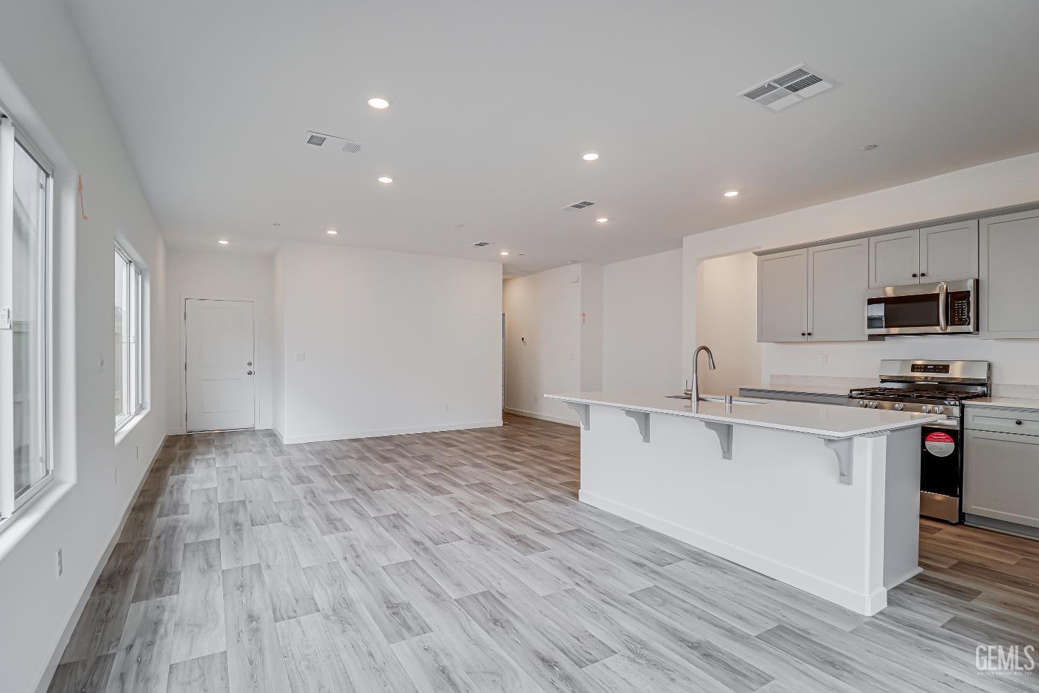 Single Family Residence in Shafter, photo 5 of 24