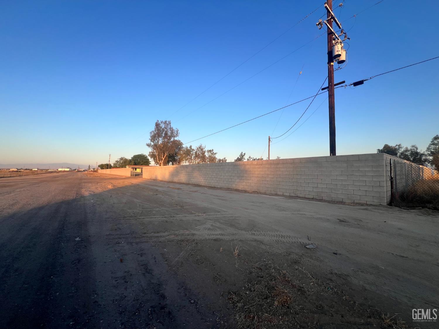 Manufactured Home in Bakersfield, photo 2 of 15