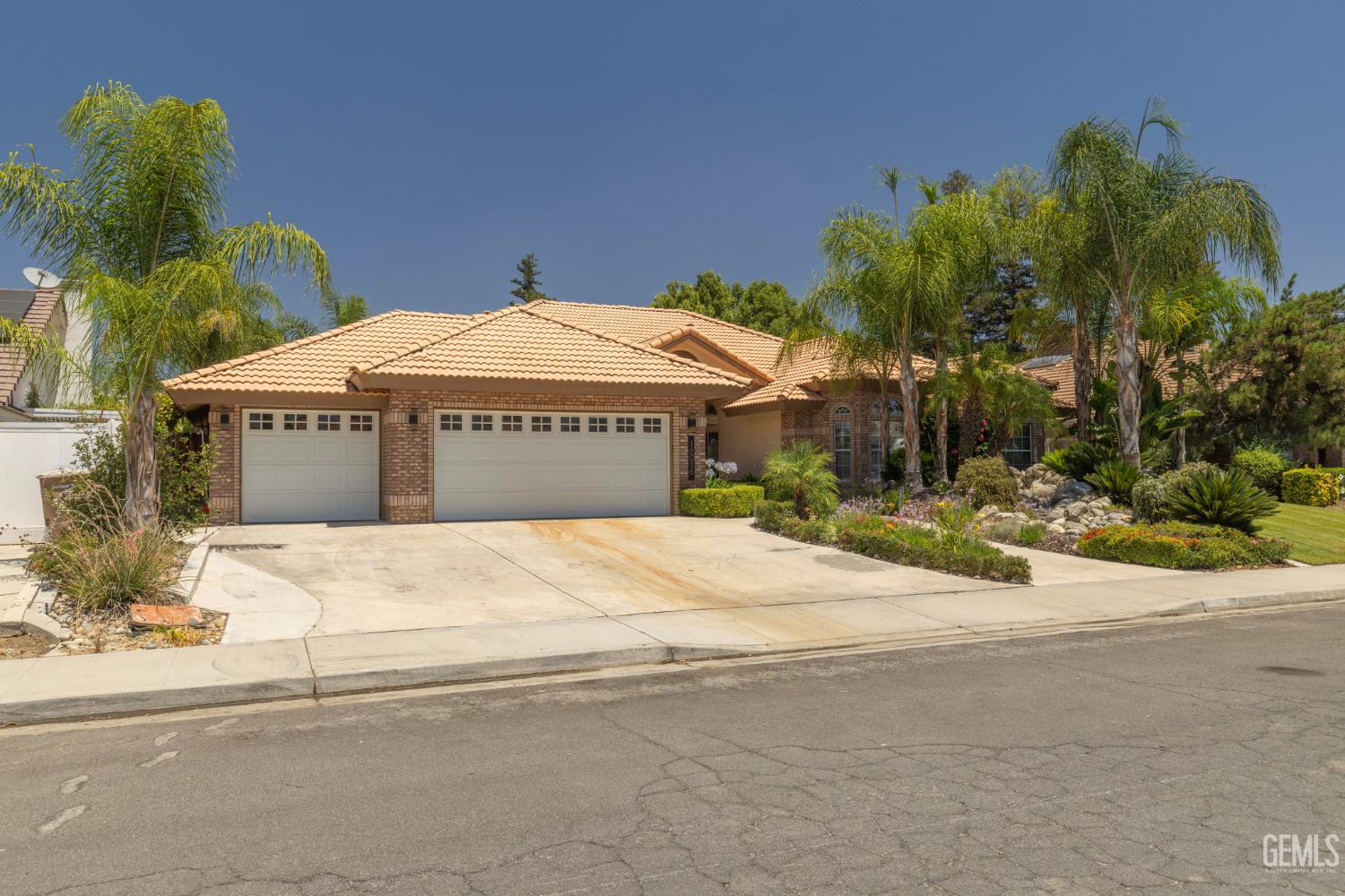 Single Family Residence in Bakersfield, photo 4 of 41