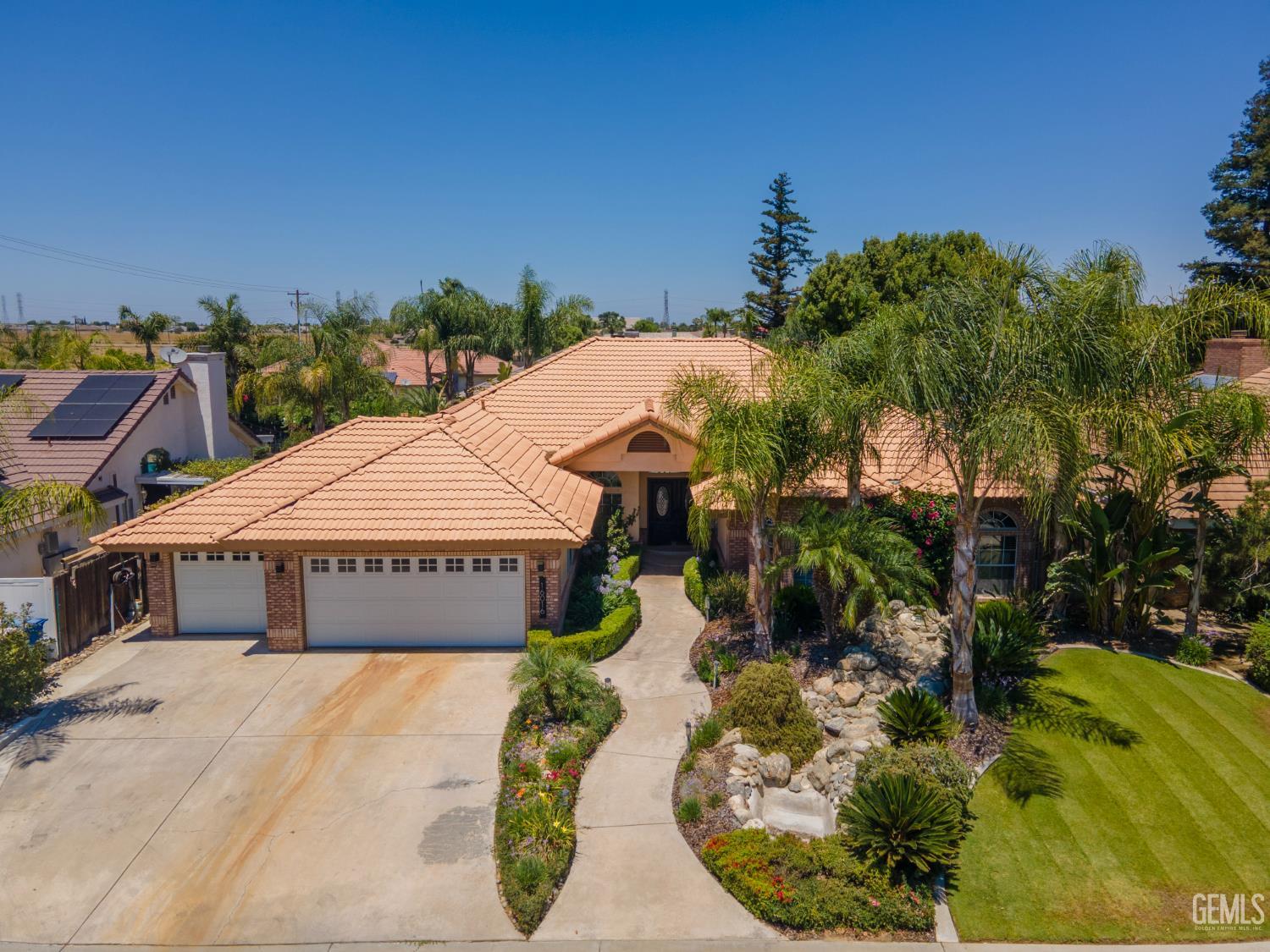Single Family Residence in Bakersfield, photo 5 of 41