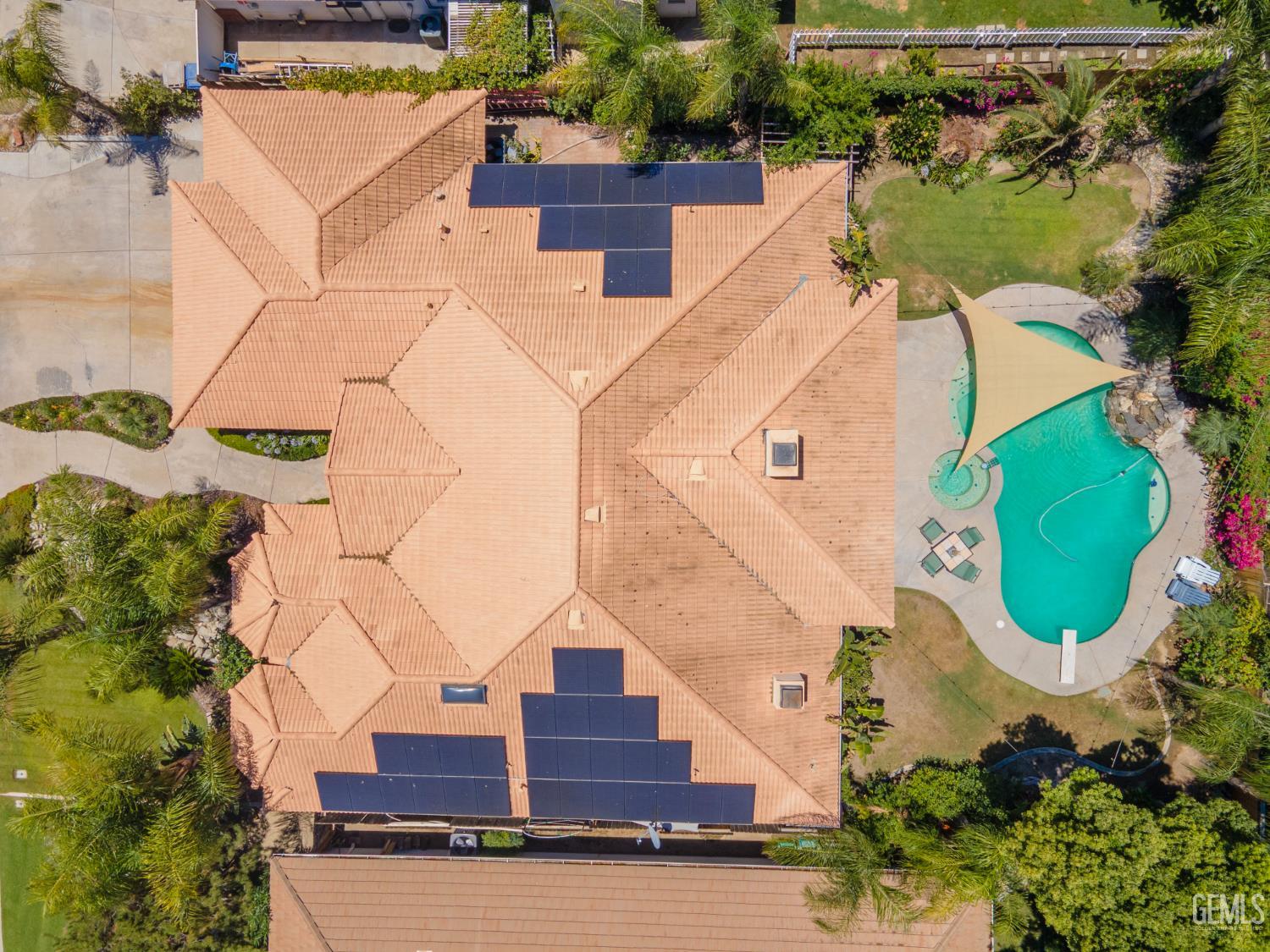 Single Family Residence in Bakersfield, photo 2 of 41