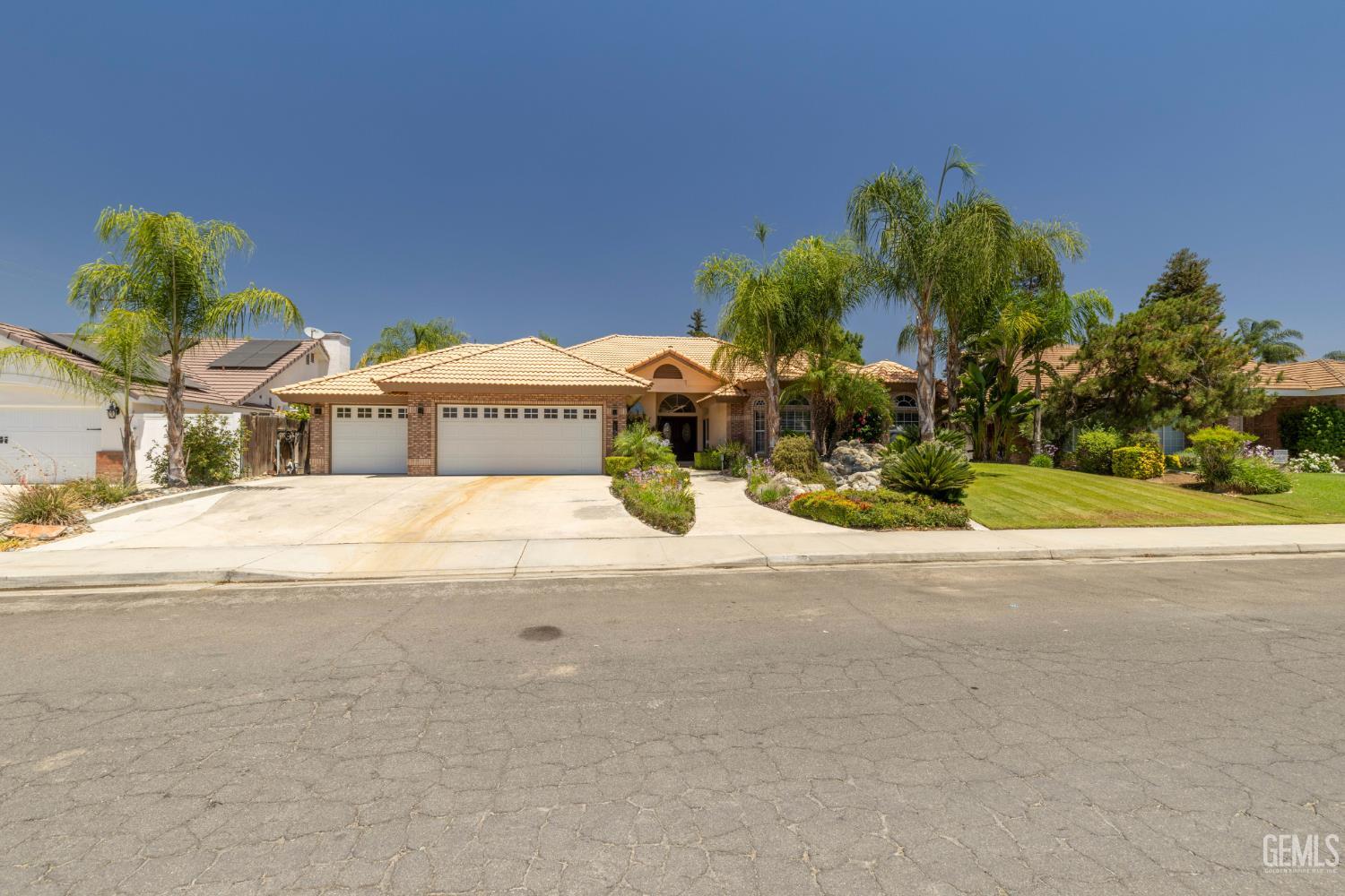 Single Family Residence in Bakersfield, photo 3 of 41