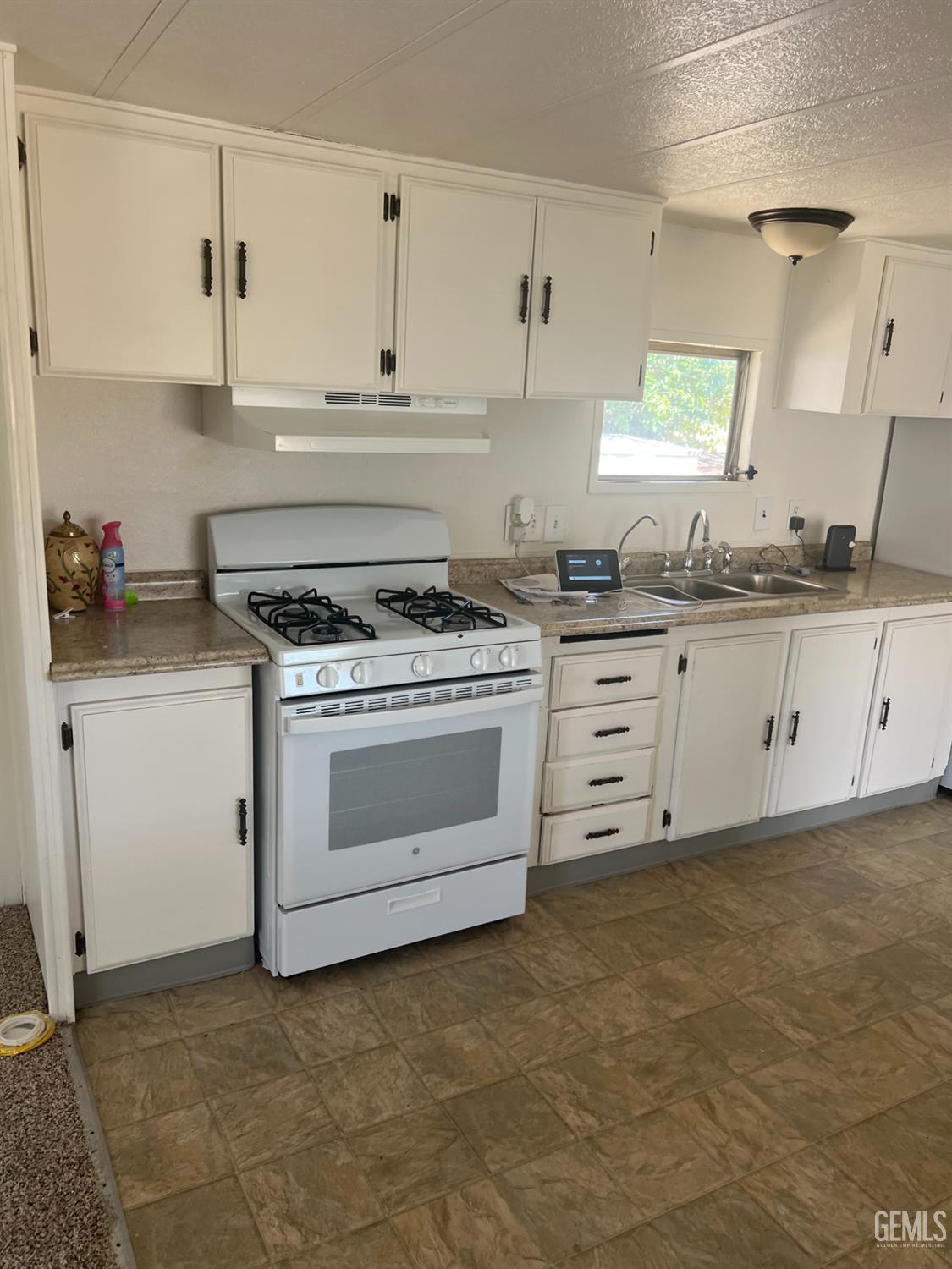 Mobile Home in Bakersfield, photo 4 of 13