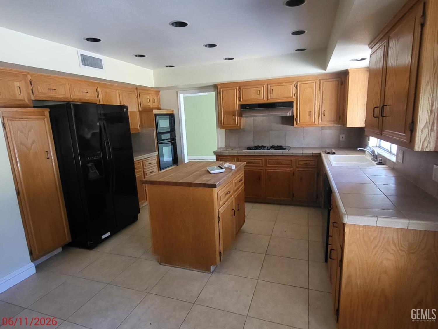 Single Family Residence in Bakersfield, photo 4 of 16