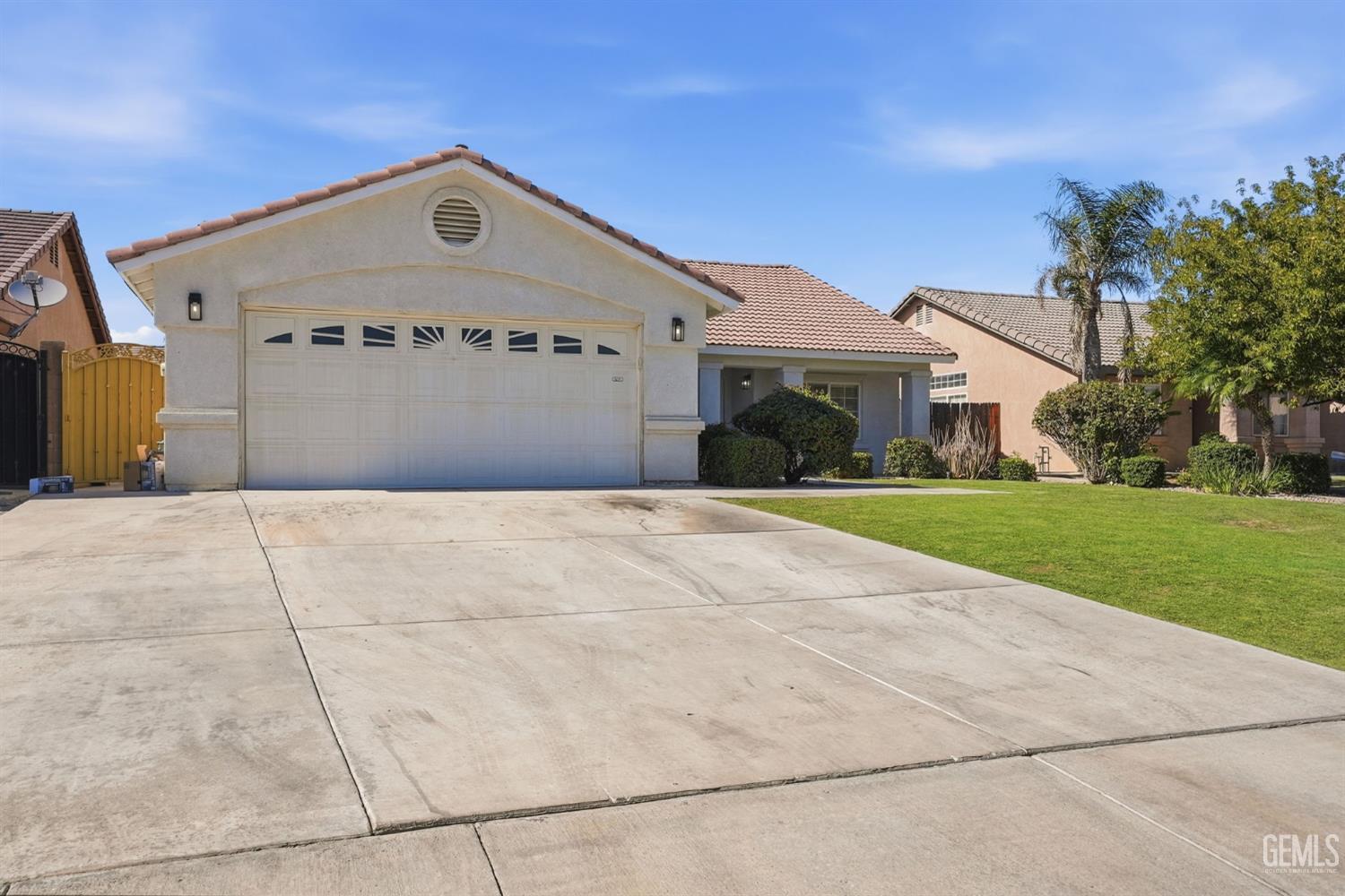 Single Family Residence in Bakersfield, photo 4 of 44