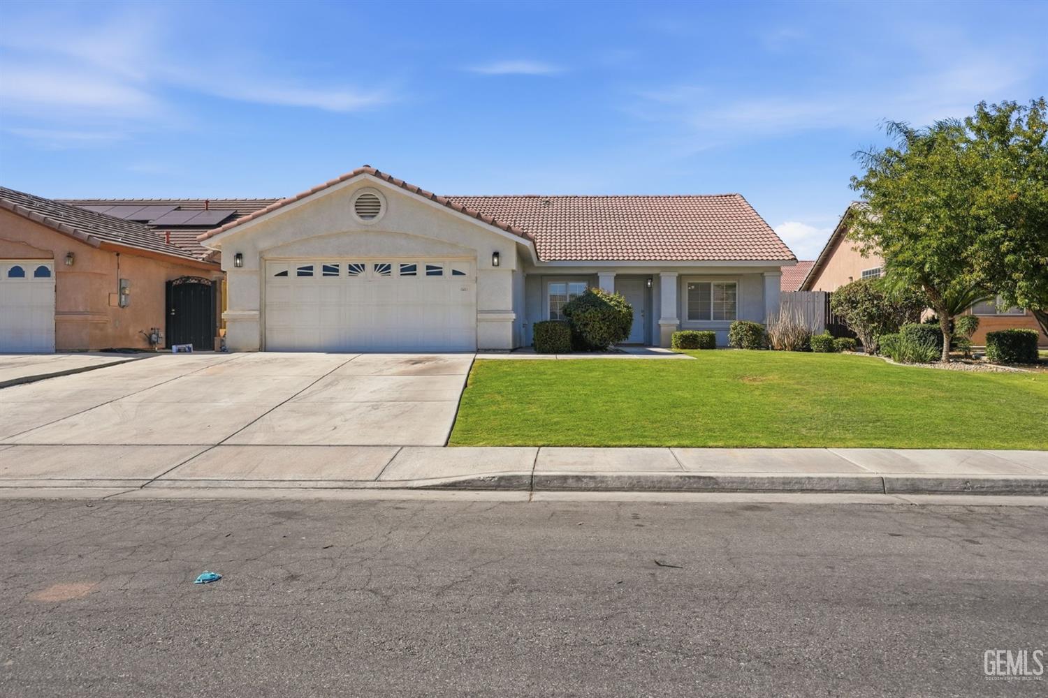 Single Family Residence in Bakersfield, photo 2 of 44