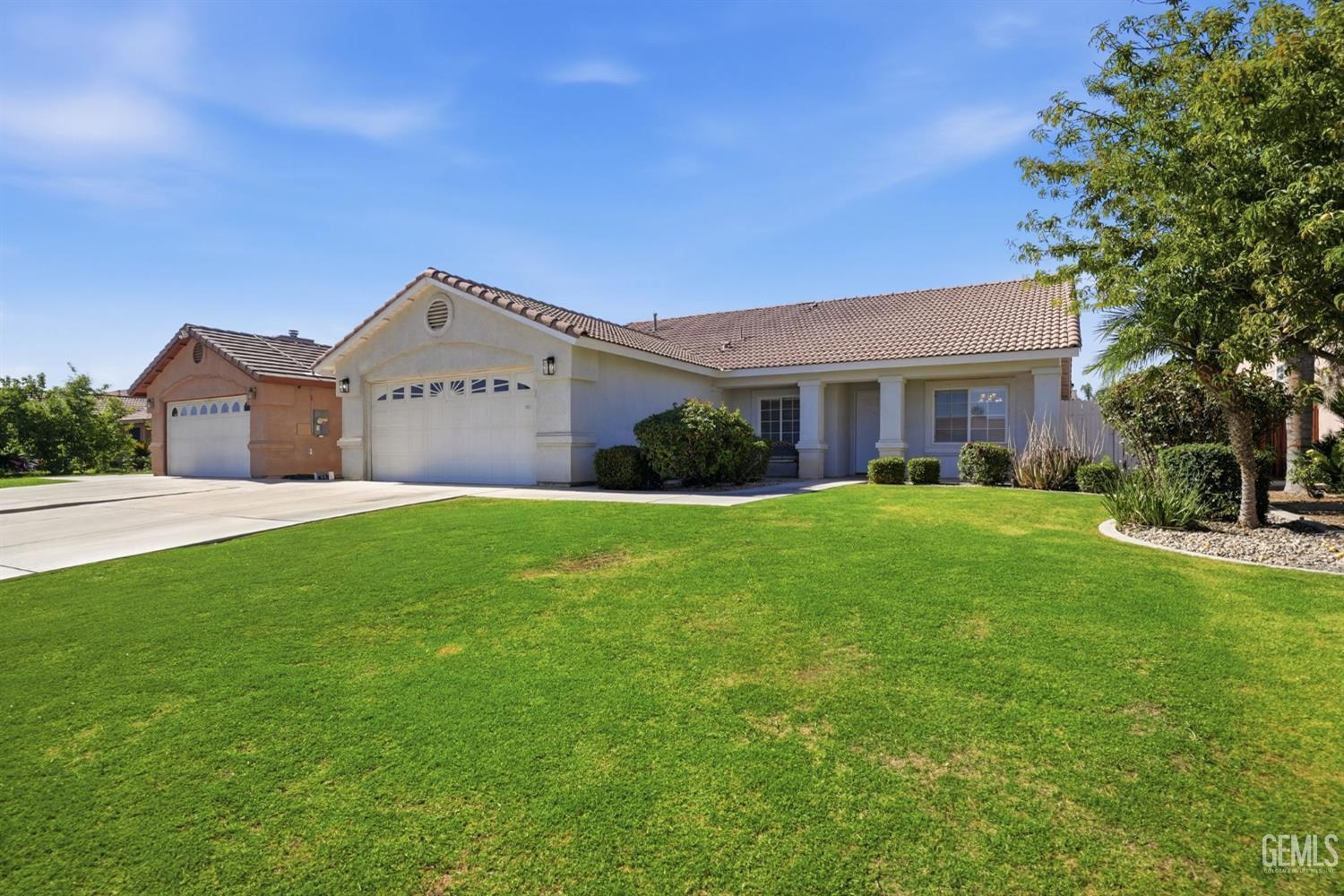 Single Family Residence in Bakersfield, photo 3 of 44