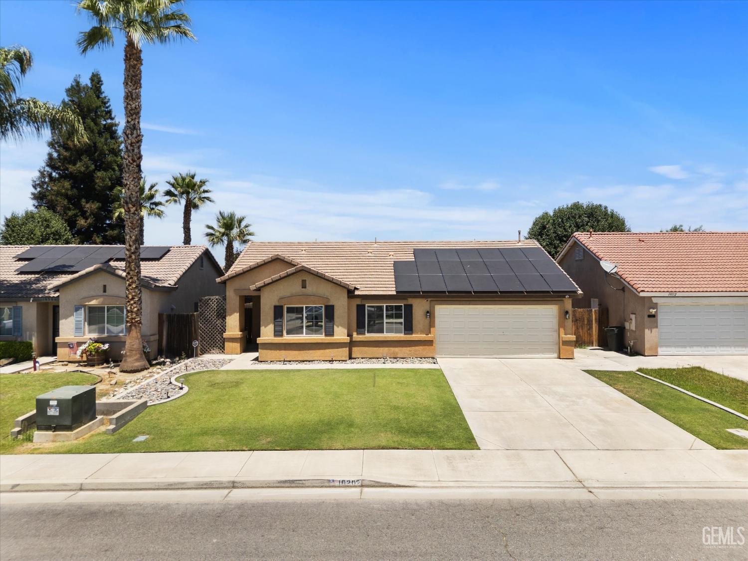 Single Family Residence in Bakersfield, photo 2 of 31