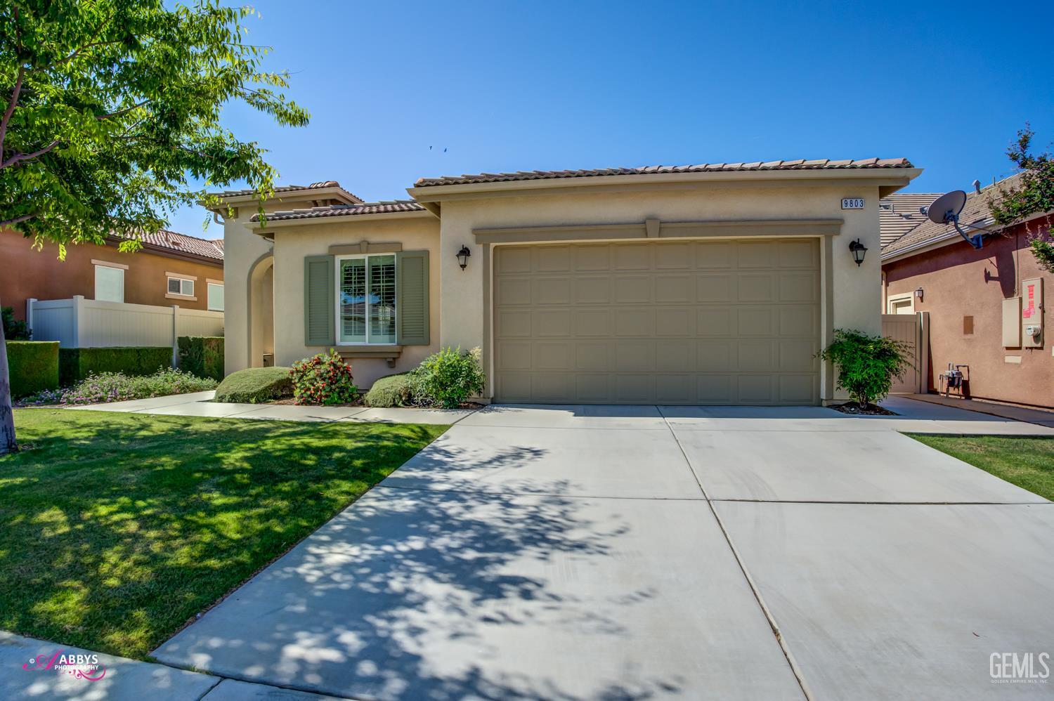 Single Family Residence in Bakersfield, photo 2 of 46
