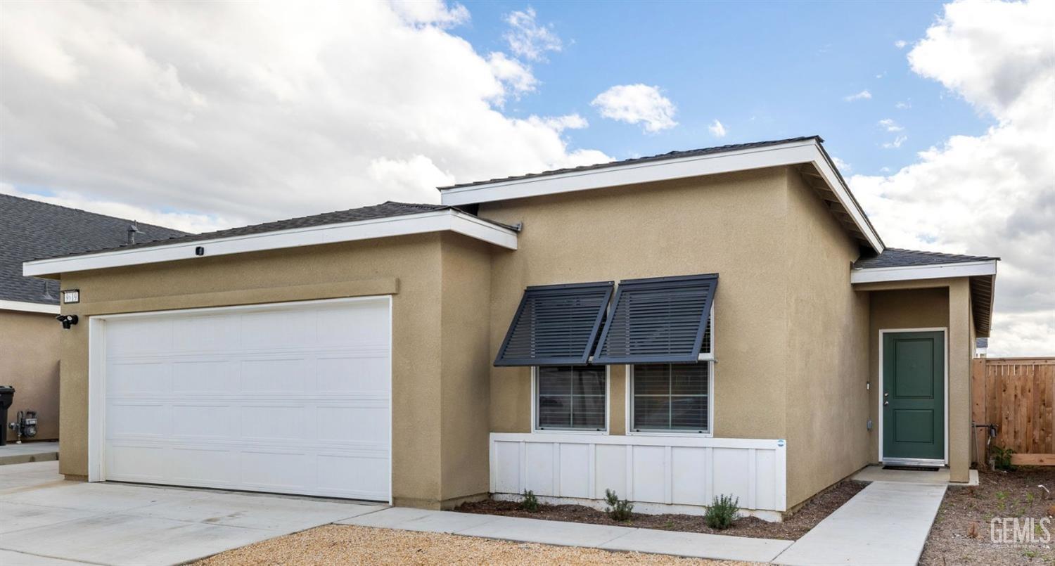 Single Family Residence in Shafter