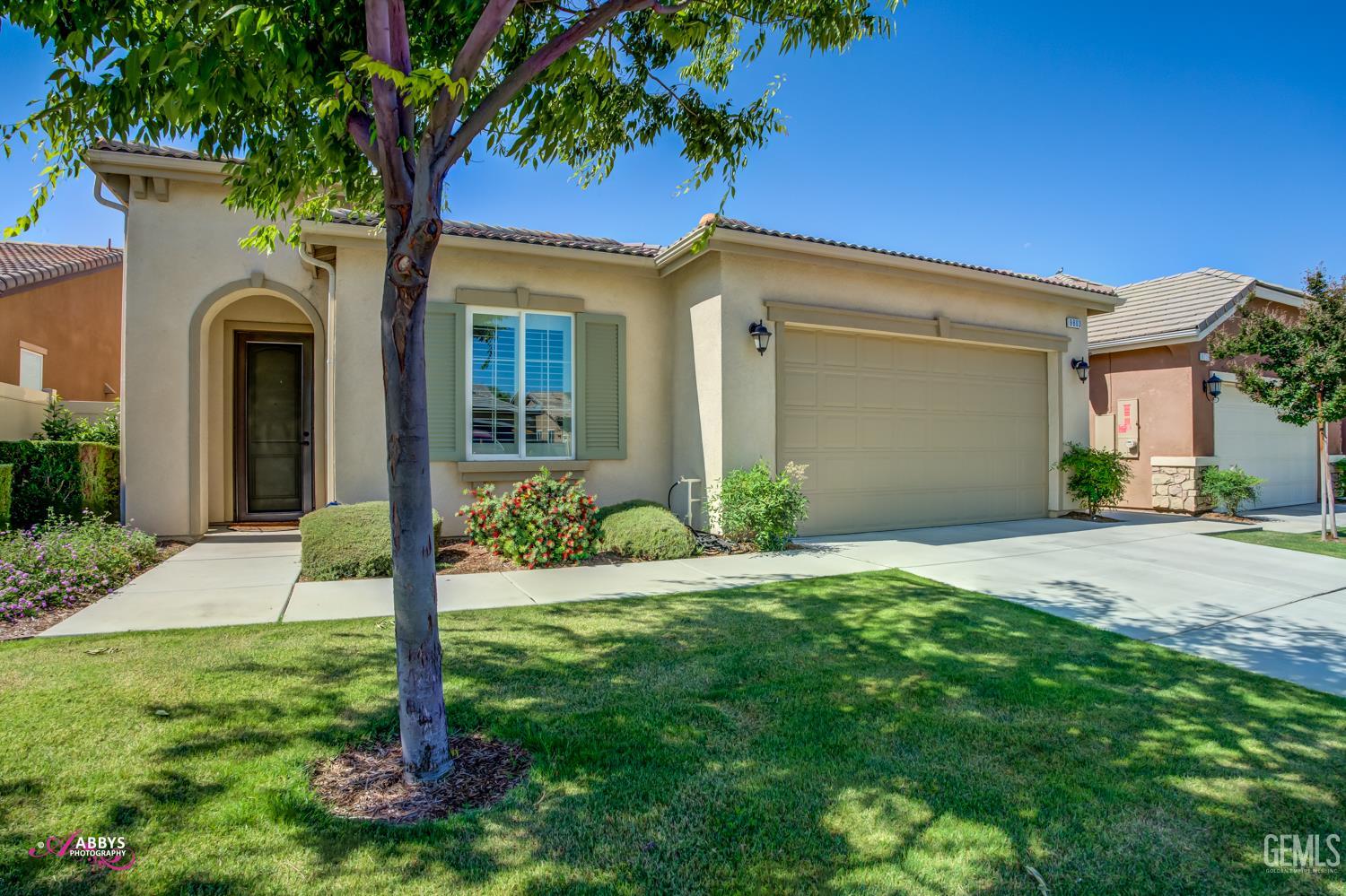 Single Family Residence in Bakersfield, photo 3 of 46