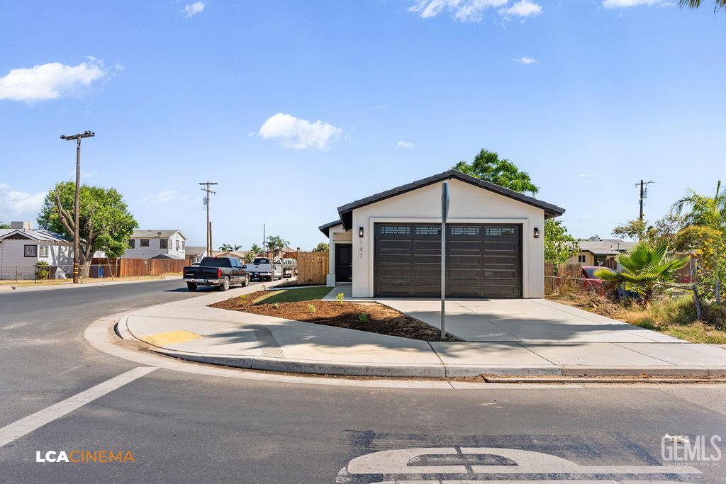 Single Family Residence in Shafter, photo 2 of 20