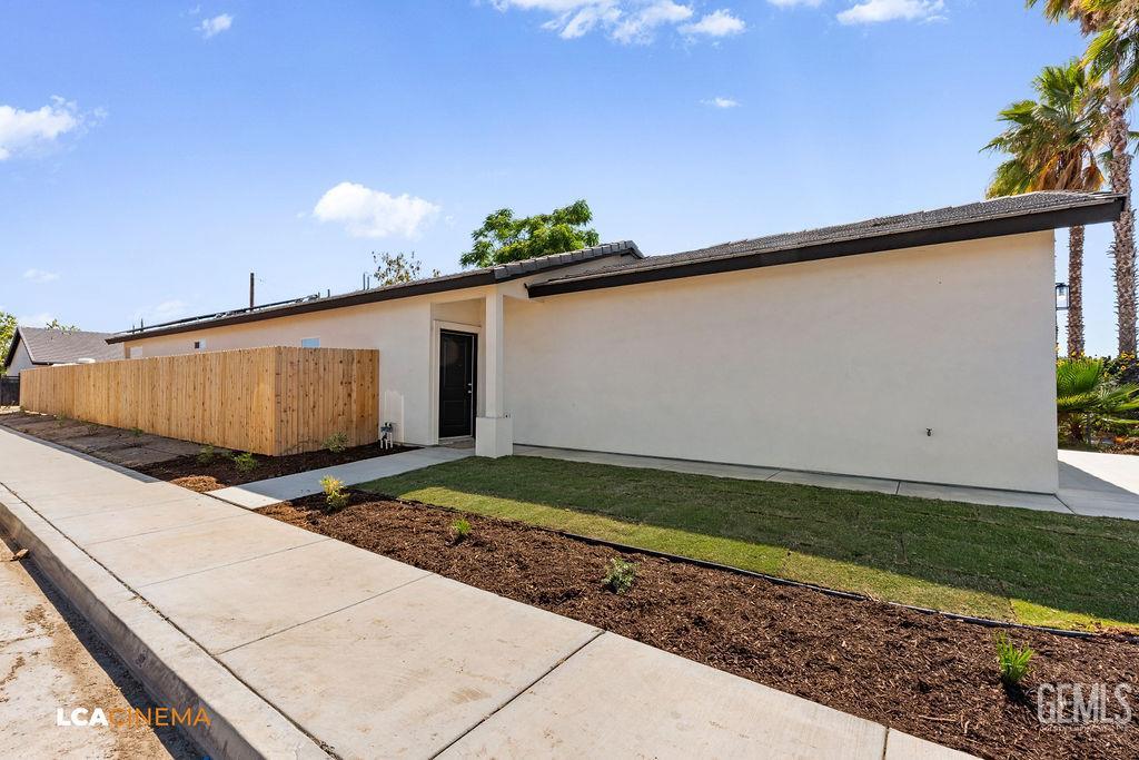 Single Family Residence in Shafter, photo 4 of 20