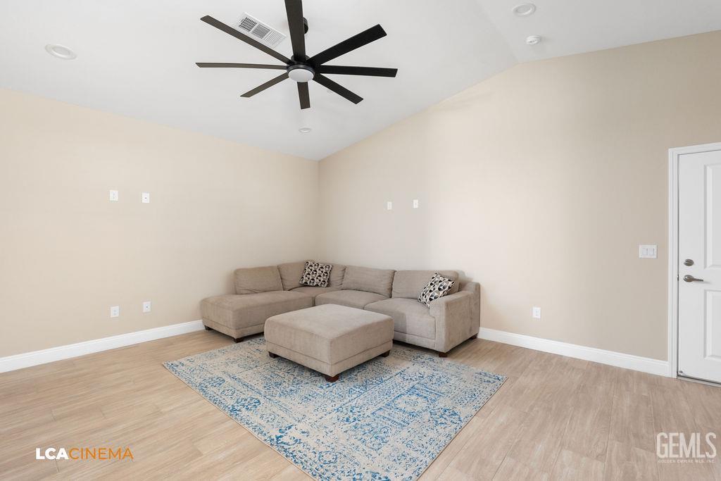 Single Family Residence in Shafter, photo 5 of 20