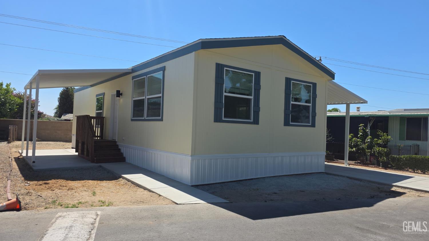 Manufactured Home in Bakersfield, photo 4 of 25