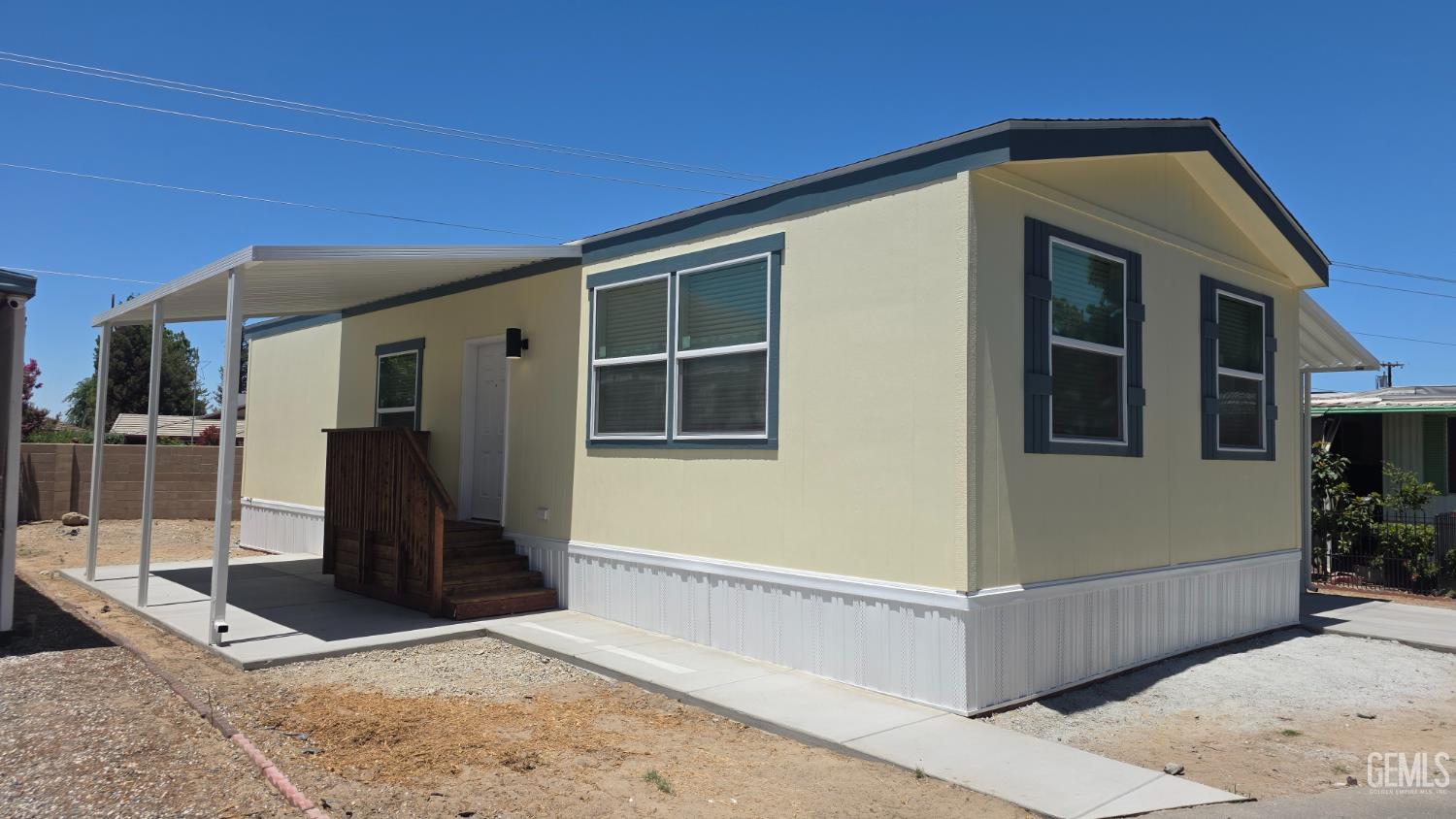 Manufactured Home in Bakersfield, photo 2 of 25