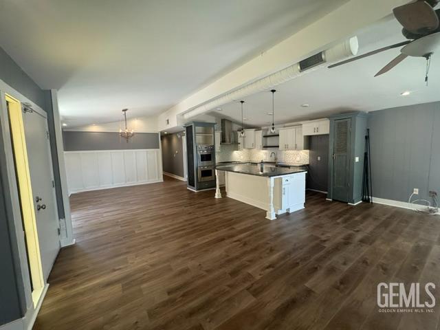 Manufactured Home in Bakersfield, photo 2 of 7