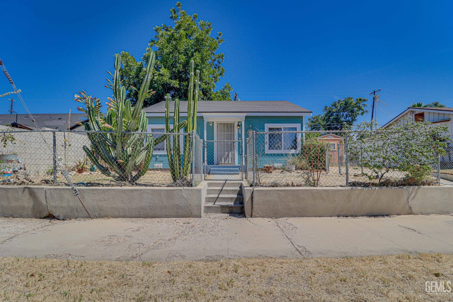 Single Family Residence in Bakersfield, photo 2 of 22