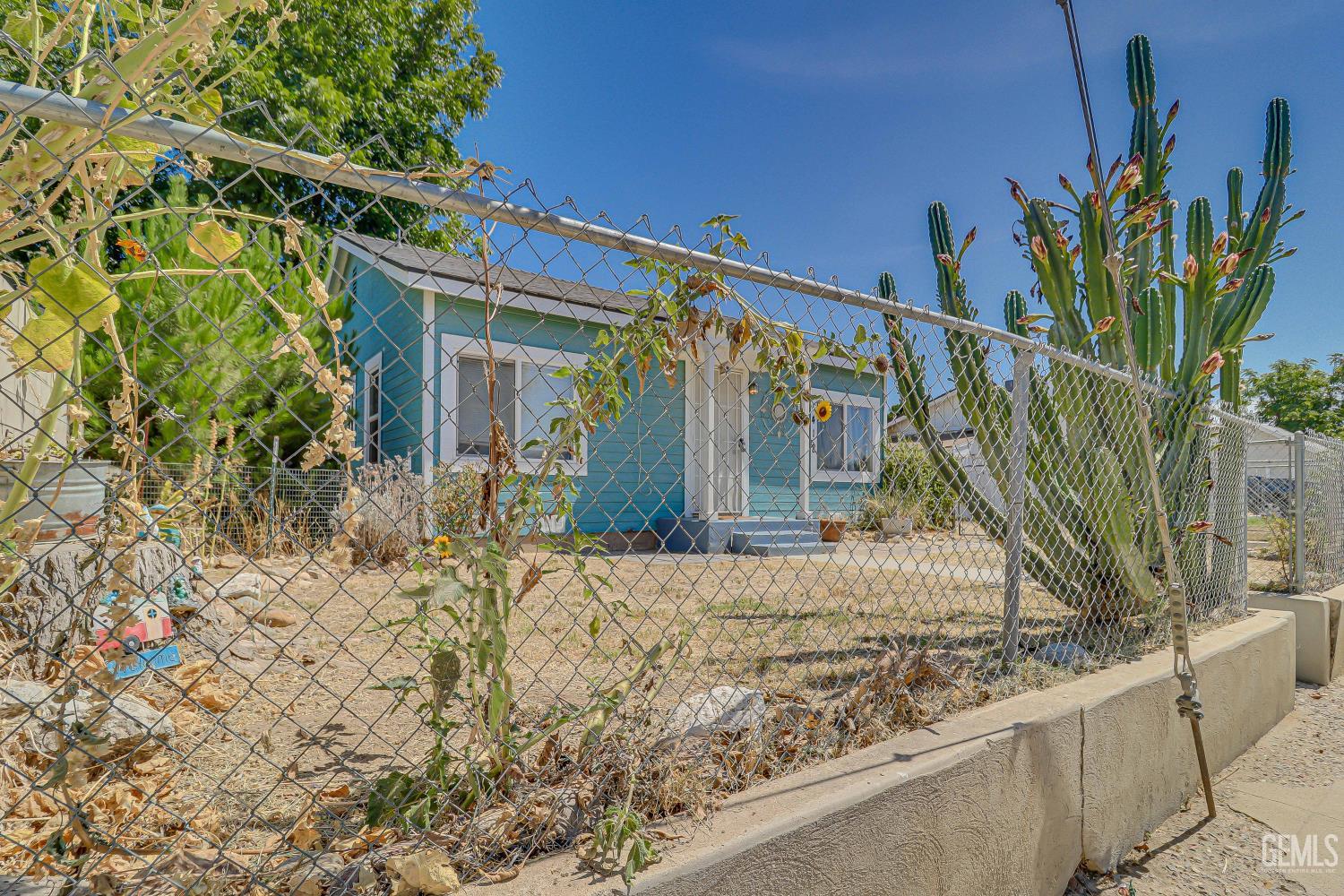 Single Family Residence in Bakersfield, photo 3 of 22
