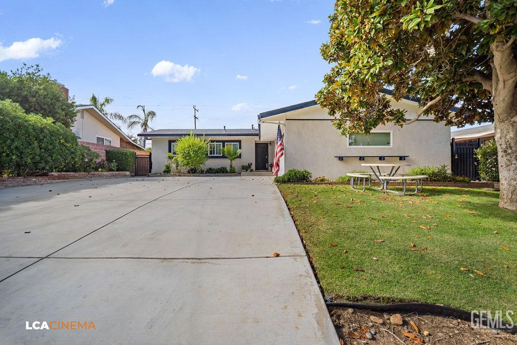 Single Family Residence in Bakersfield, photo 2 of 16