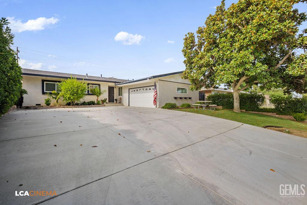Single Family Residence in Bakersfield, photo 3 of 16