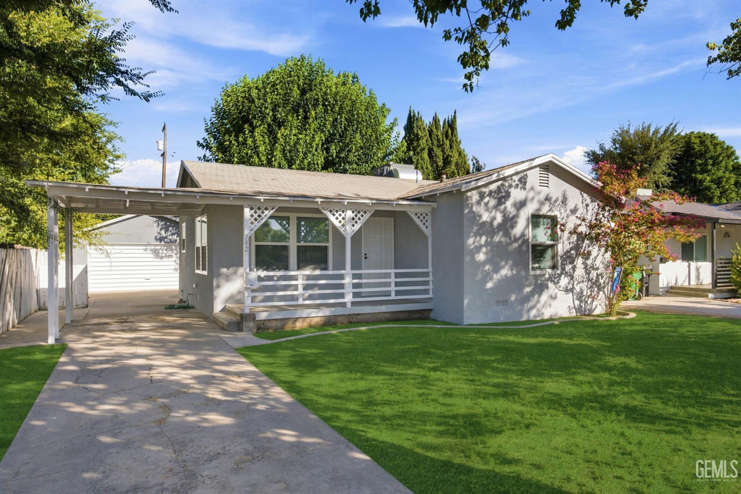 Single Family Residence in Shafter