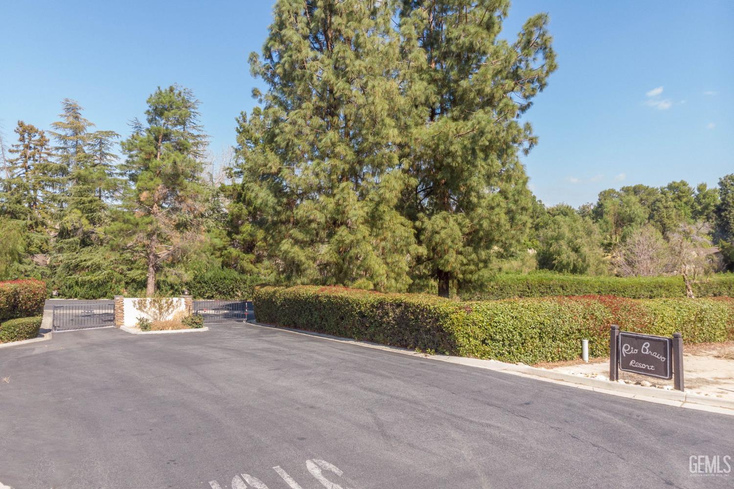 Single Family Residence in Bakersfield, photo 2 of 39