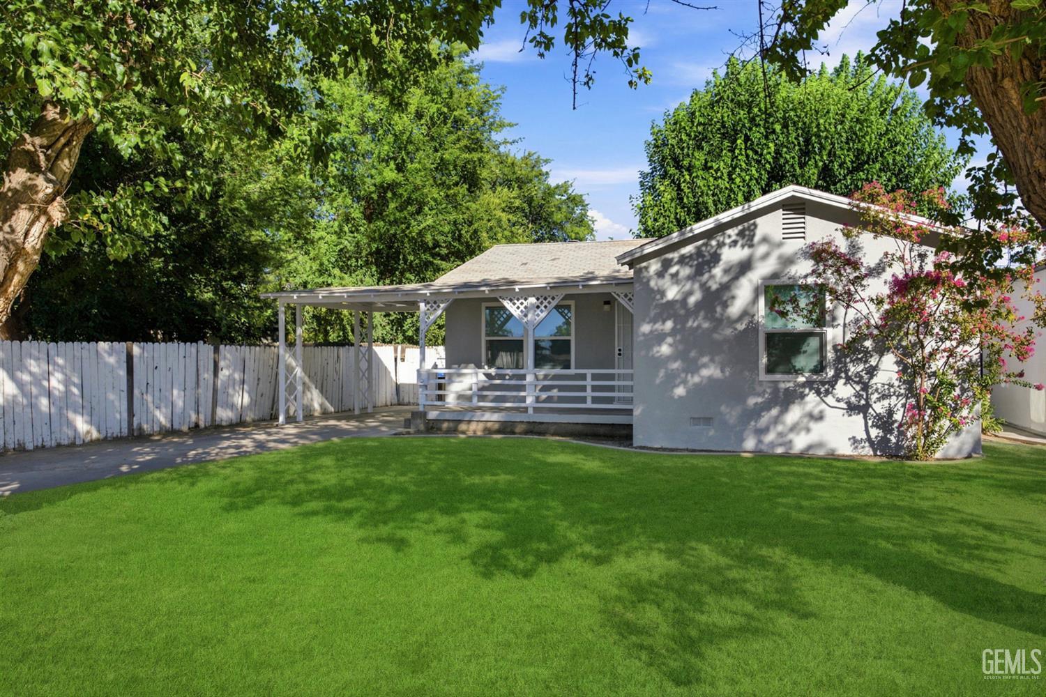 Single Family Residence in Shafter, photo 5 of 31