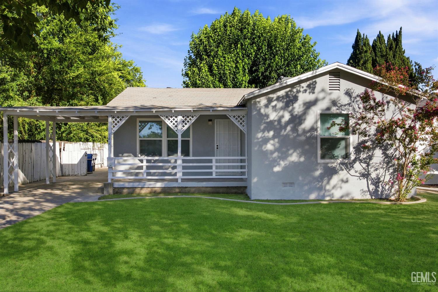 Single Family Residence in Shafter, photo 4 of 31