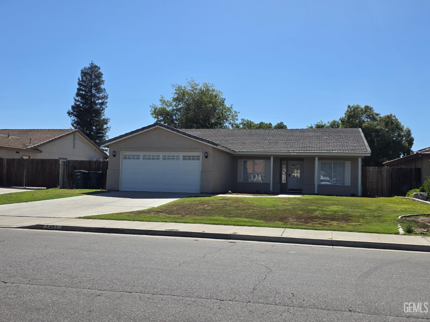 Single Family Residence in Bakersfield, photo 2 of 34