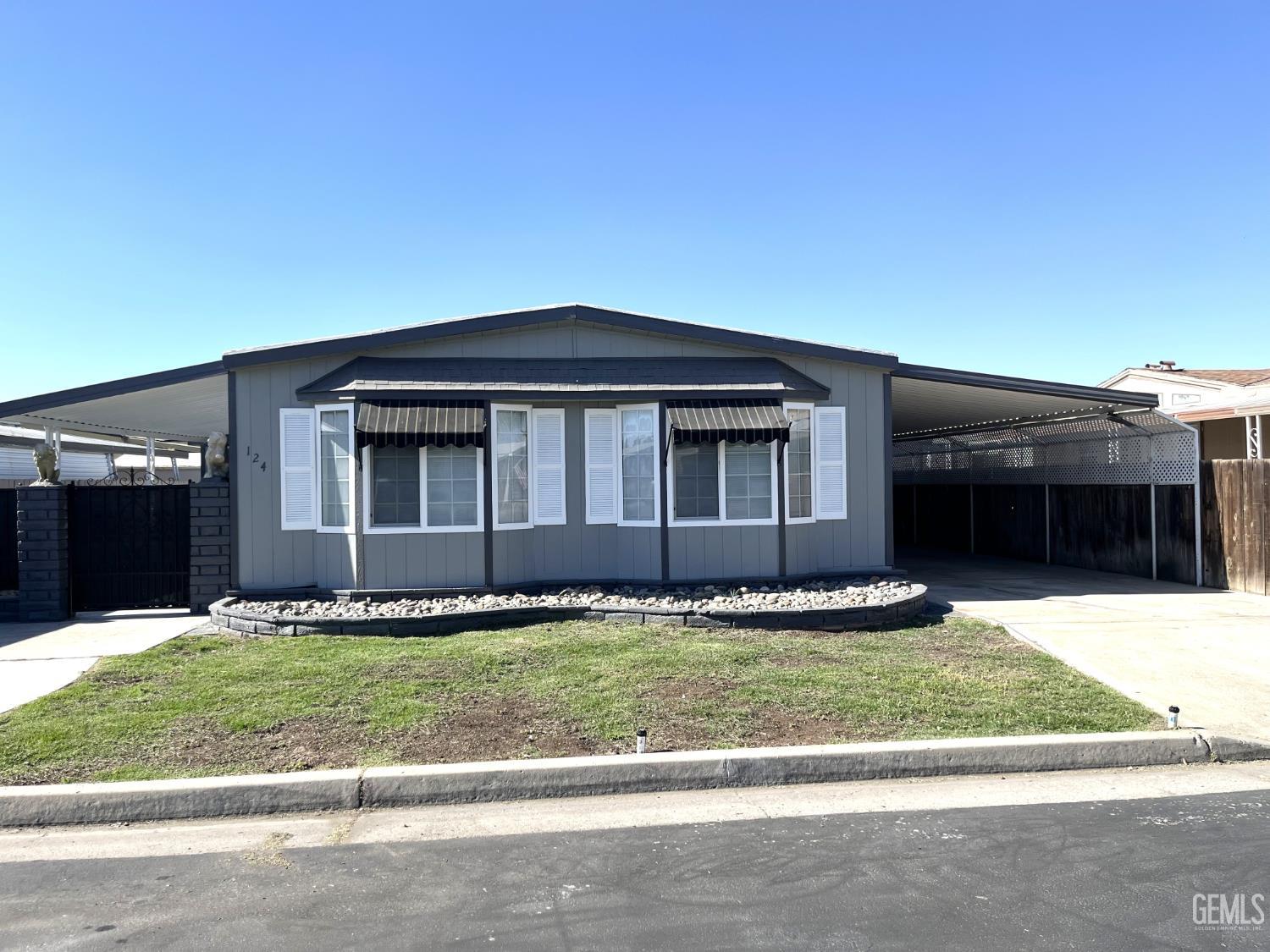 Manufactured Home in Bakersfield, photo 3 of 22