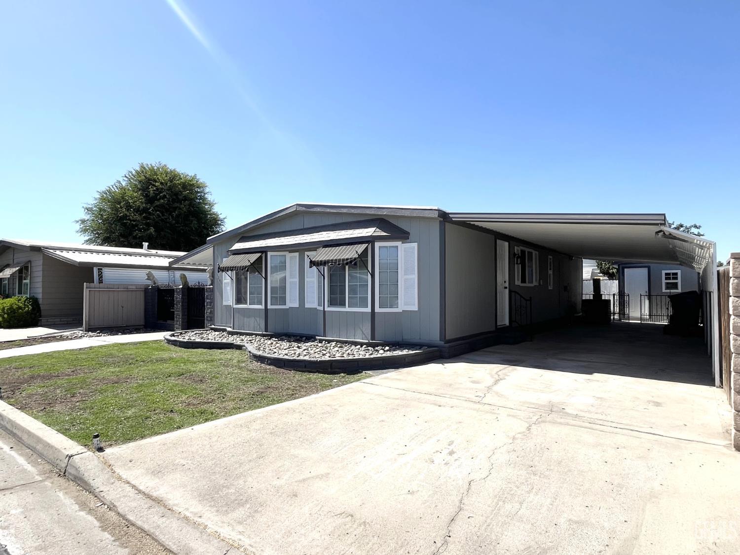 Manufactured Home in Bakersfield, photo 4 of 22