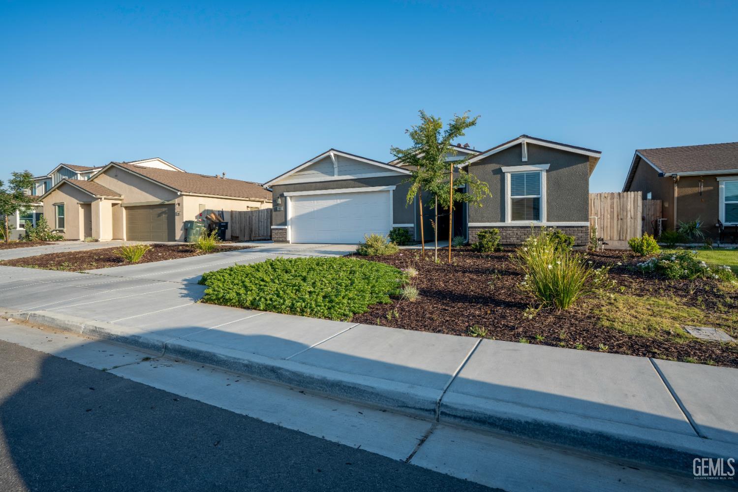 Single Family Residence in Bakersfield, photo 2 of 15