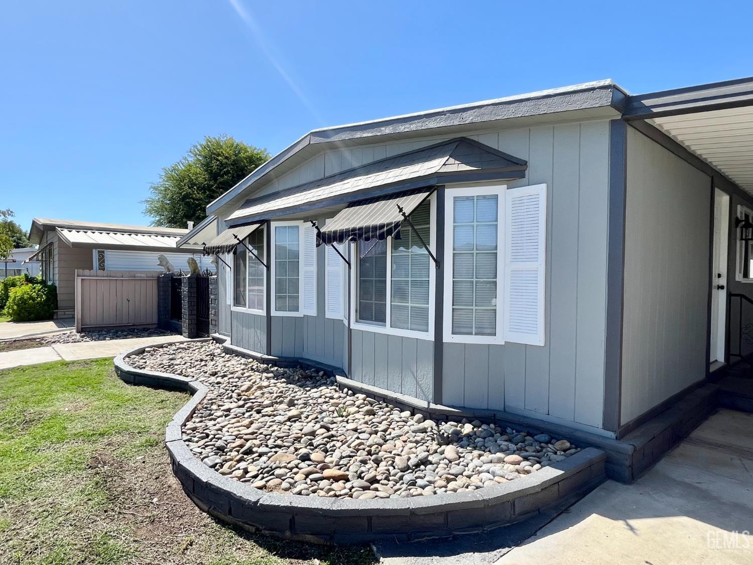 Manufactured Home in Bakersfield, photo 2 of 22