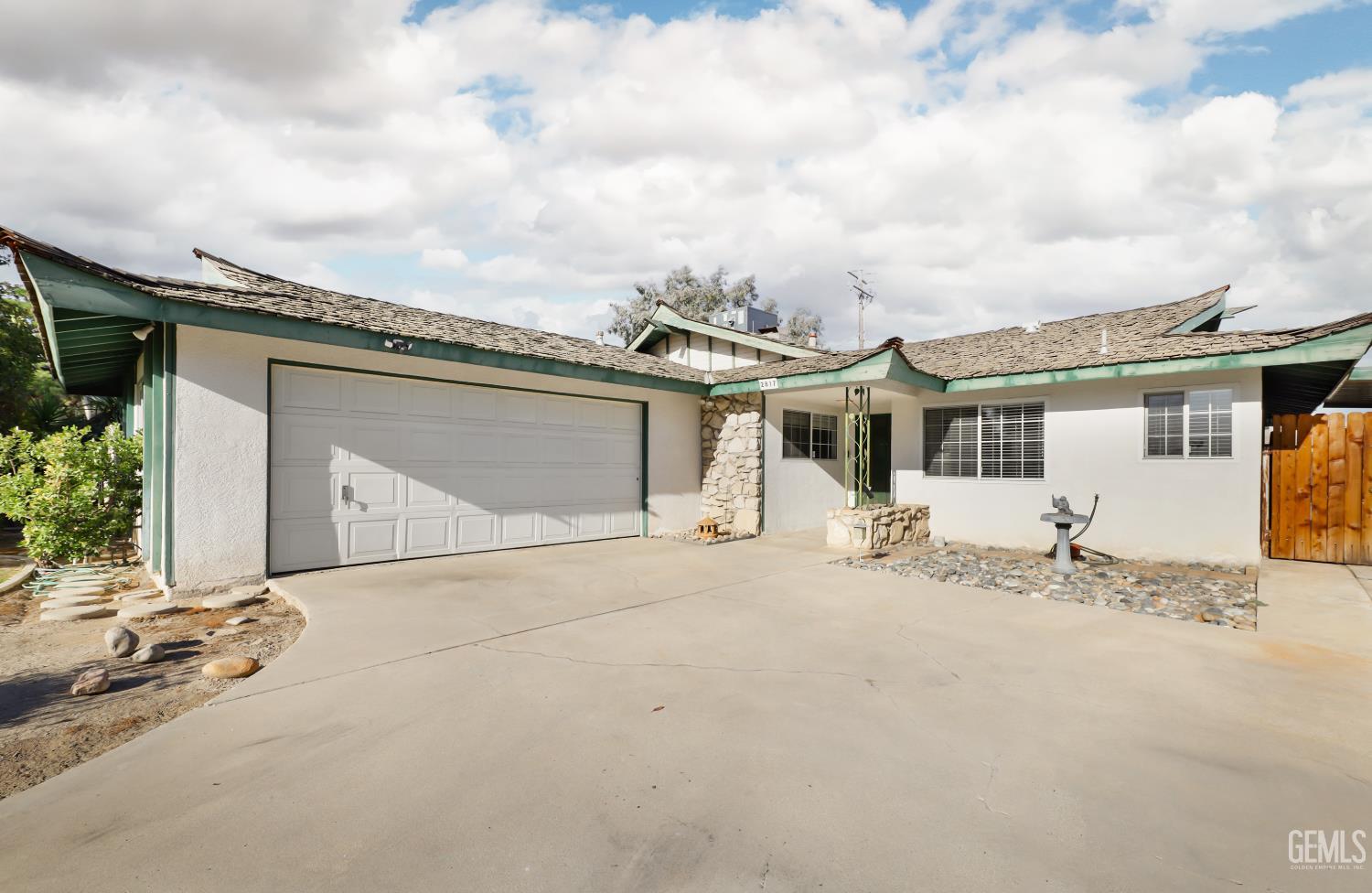 Single Family Residence in Bakersfield, photo 2 of 33