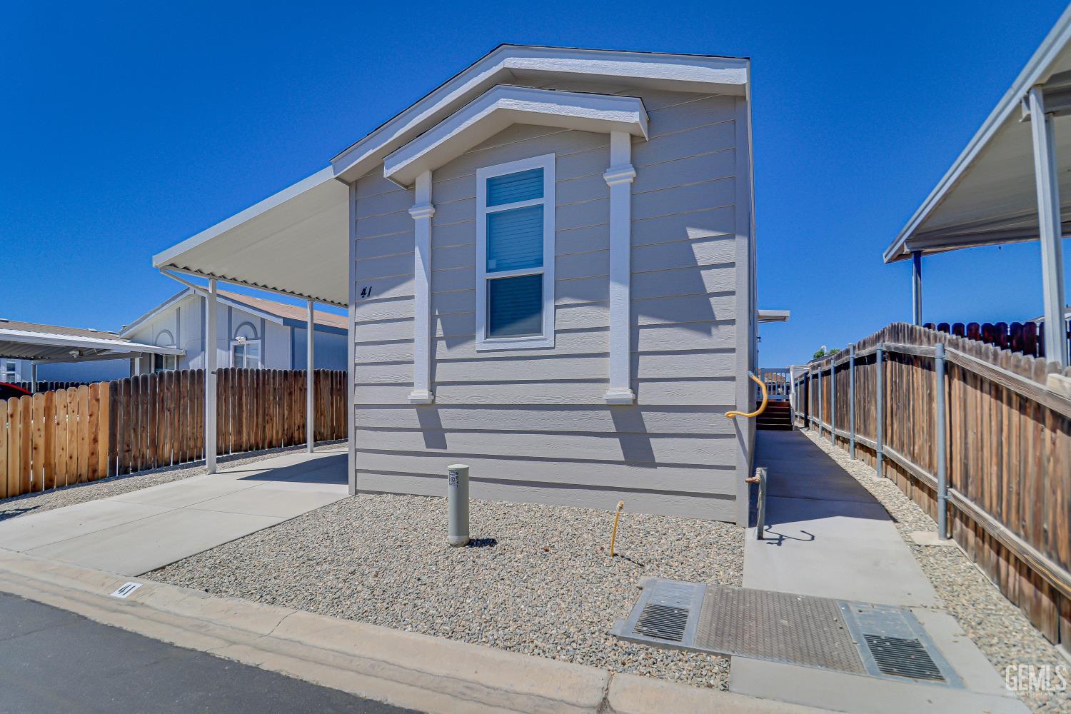 Manufactured Home in Bakersfield, photo 3 of 17