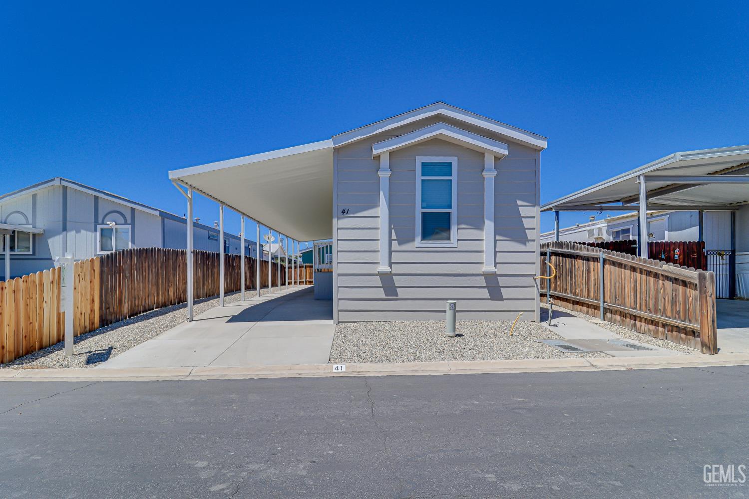 Manufactured Home in Bakersfield, photo 2 of 17