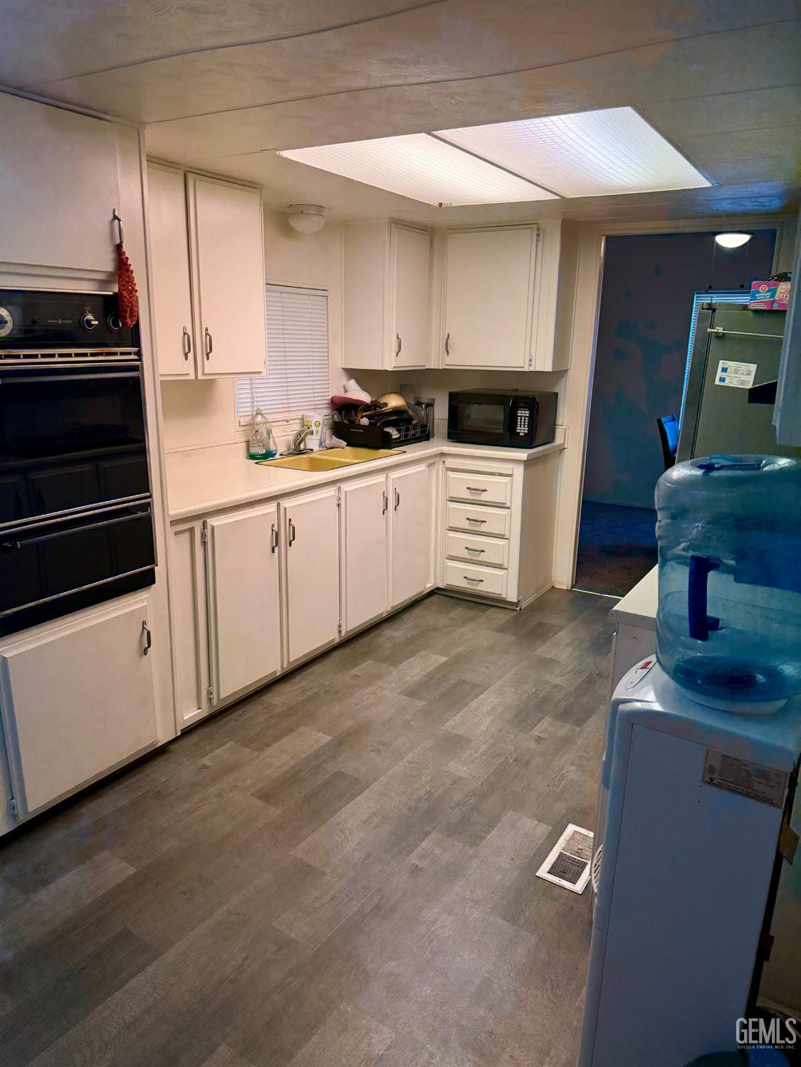 Mobile Home in Bakersfield, photo 2 of 10