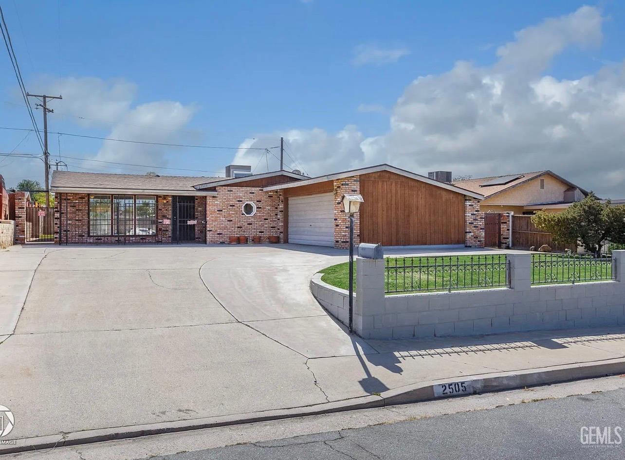 2505 Pageant Street, Bakersfield, CA 93306 — photo 1