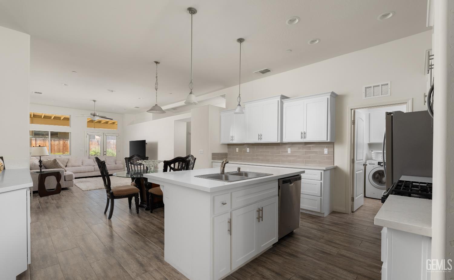 Single Family Residence in Bakersfield, photo 2 of 24