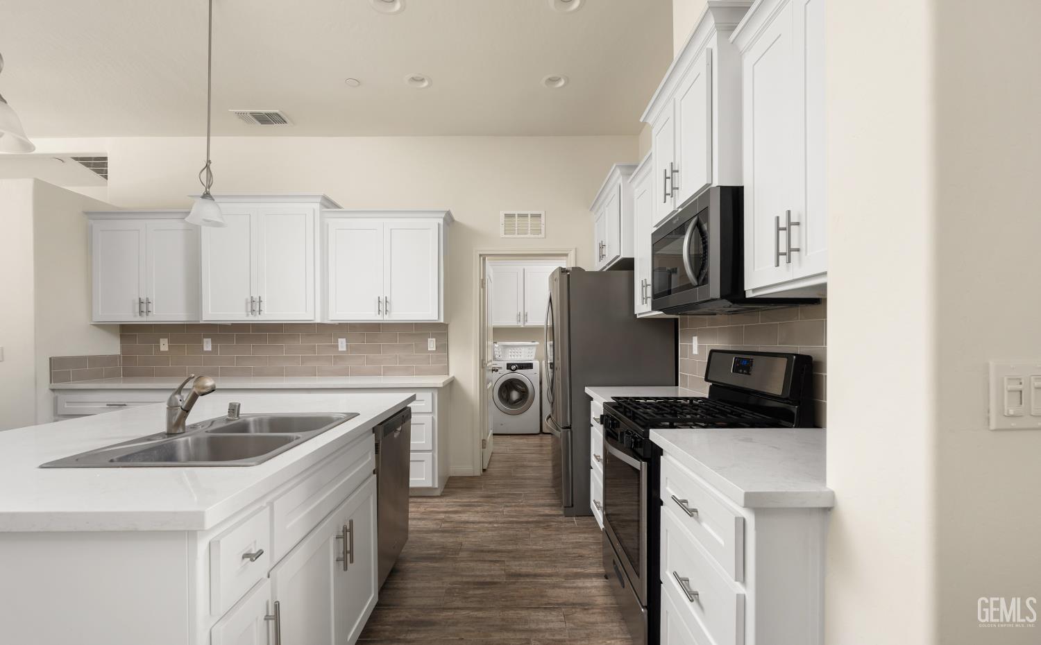 Single Family Residence in Bakersfield, photo 5 of 24