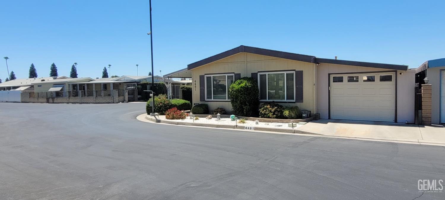 Manufactured Home in Bakersfield, photo 2 of 22