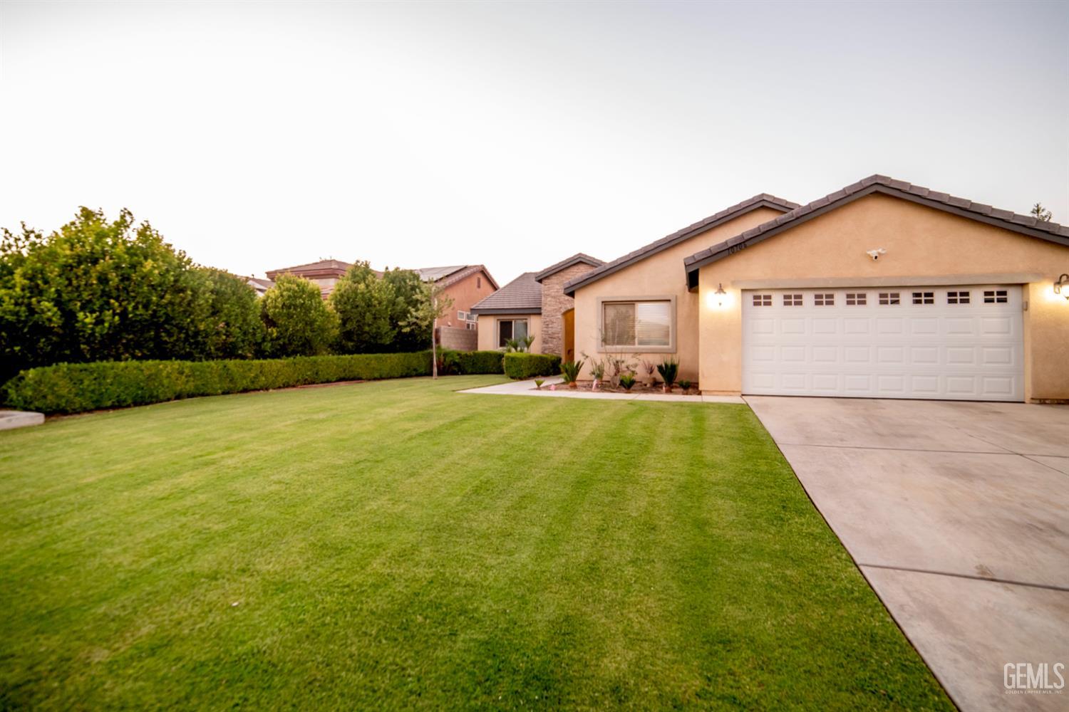 Single Family Residence in Bakersfield, photo 3 of 30