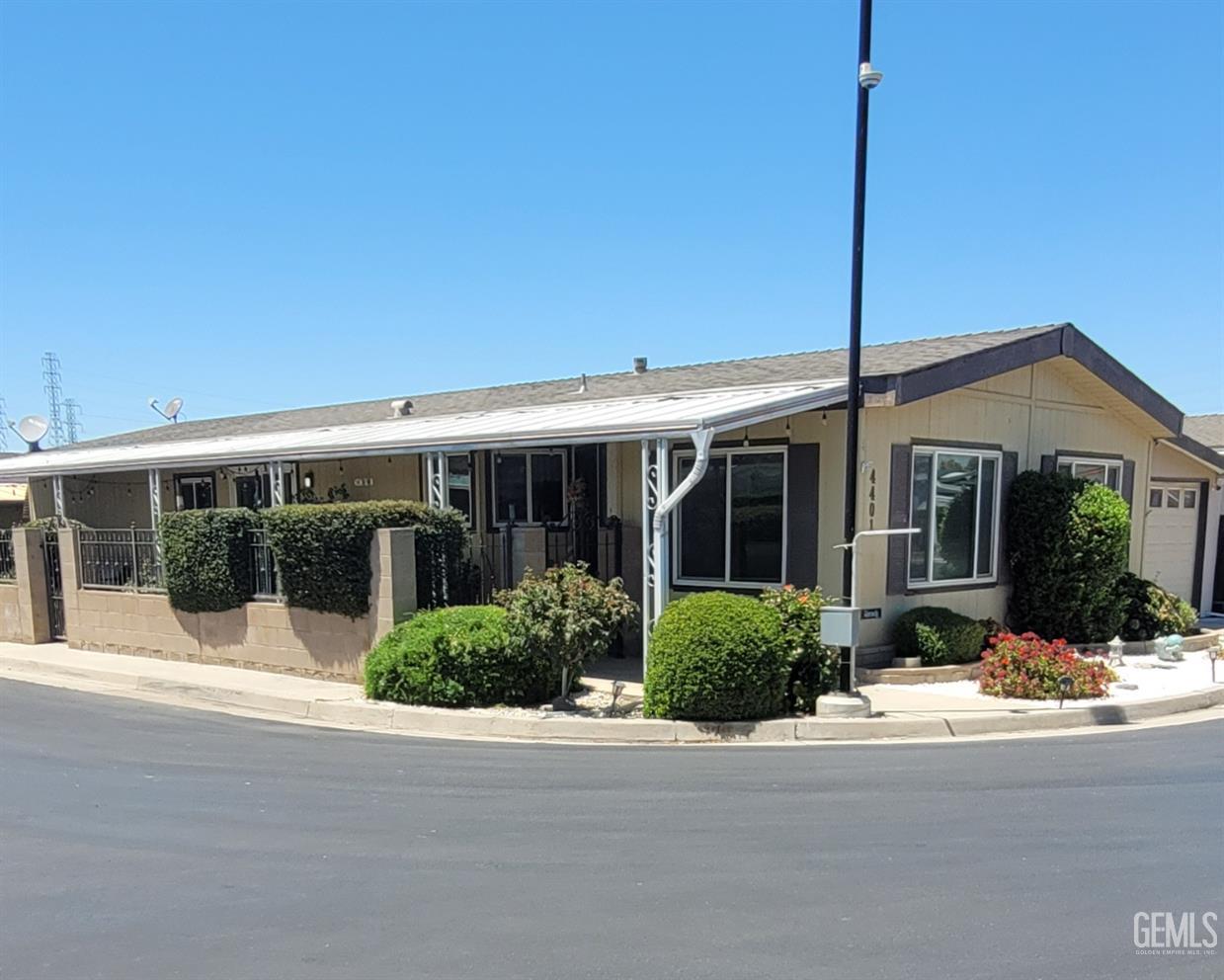 Manufactured Home in Bakersfield, photo 3 of 22