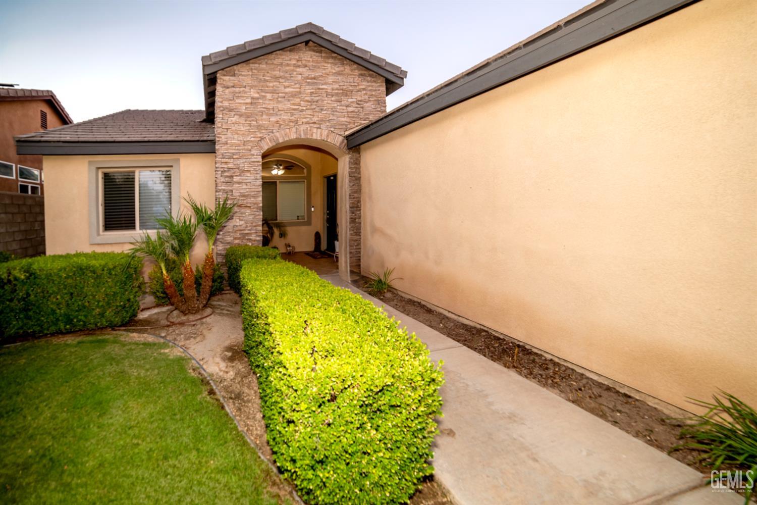 Single Family Residence in Bakersfield, photo 2 of 30
