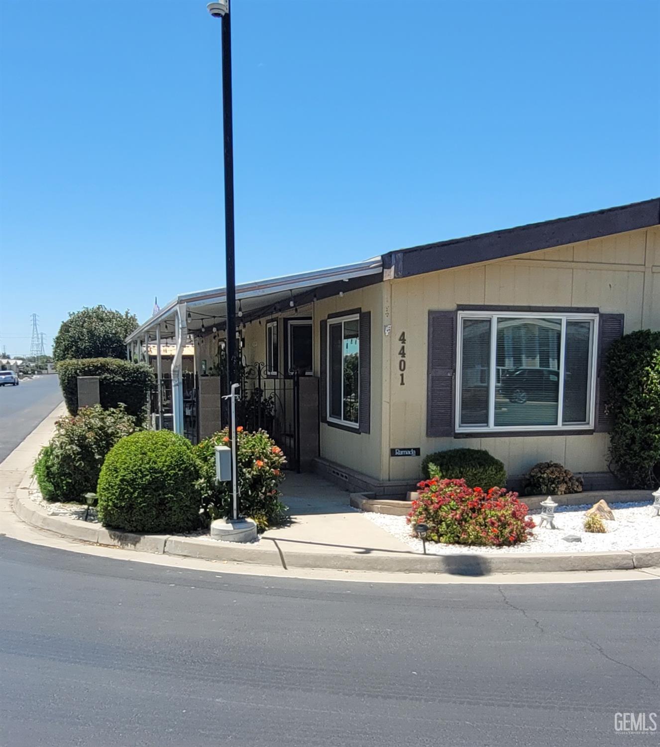 Manufactured Home in Bakersfield, photo 5 of 22