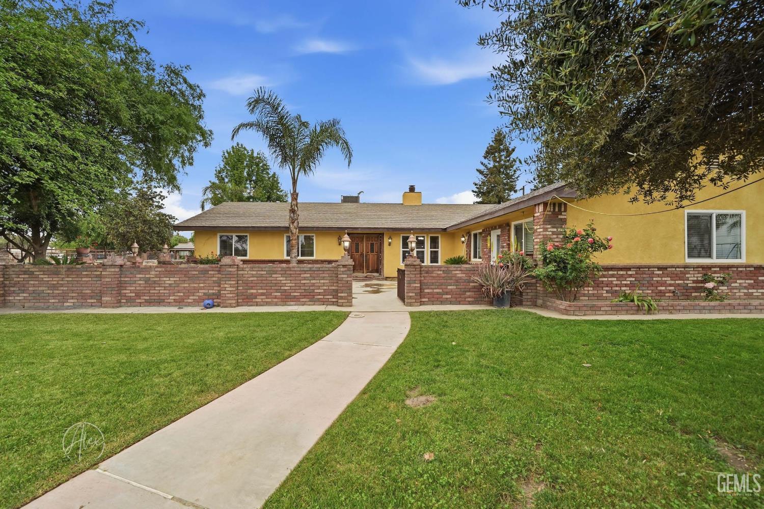 Single Family Residence in Bakersfield, photo 2 of 43