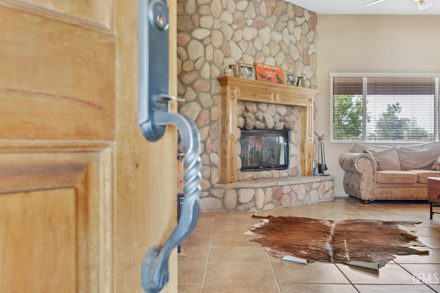 Single Family Residence in Bakersfield, photo 4 of 59
