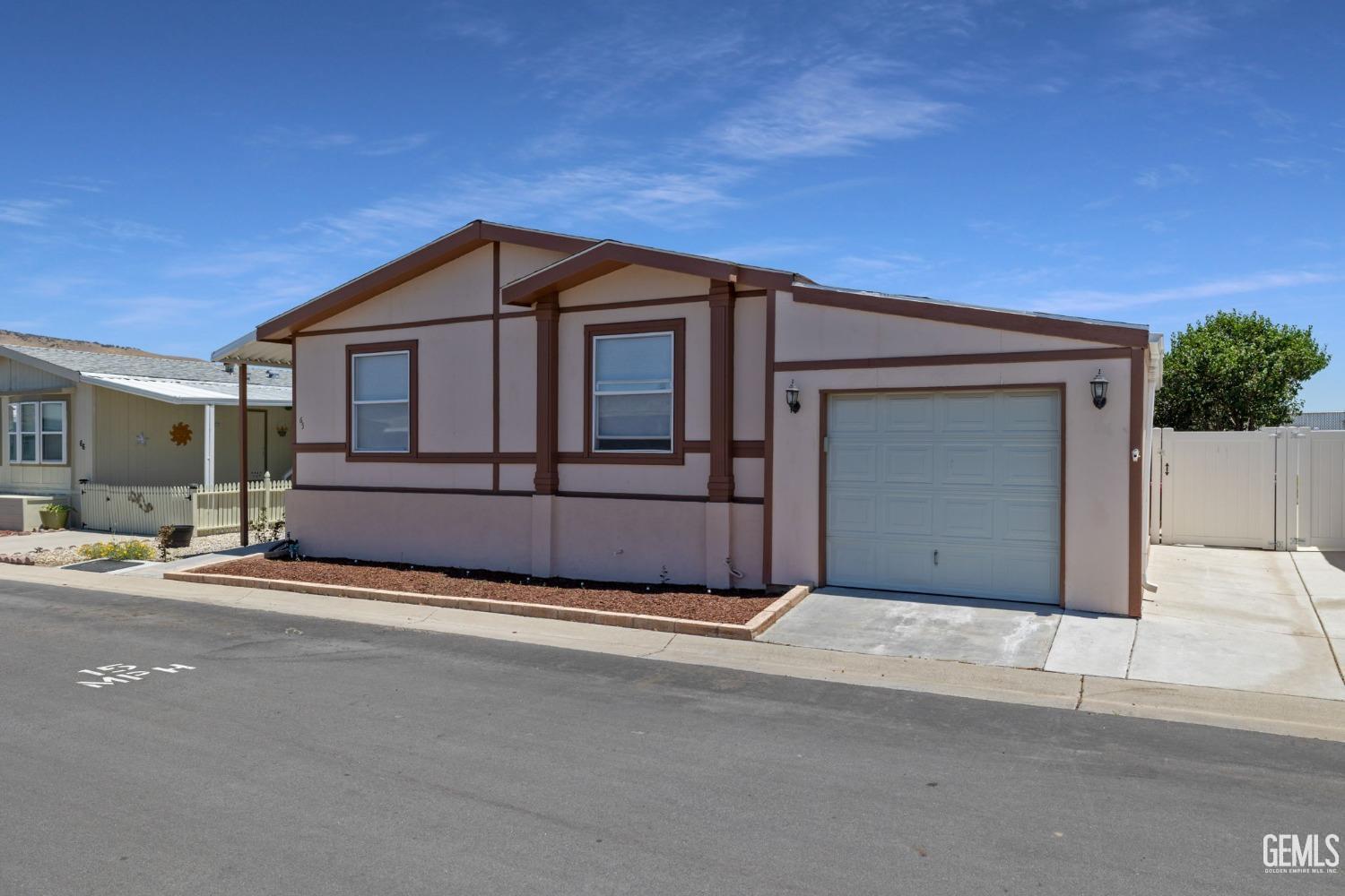 Manufactured Home in Tehachapi, photo 2 of 17
